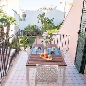 tale-tale-apartment.sicilyhotelsitaly.net/